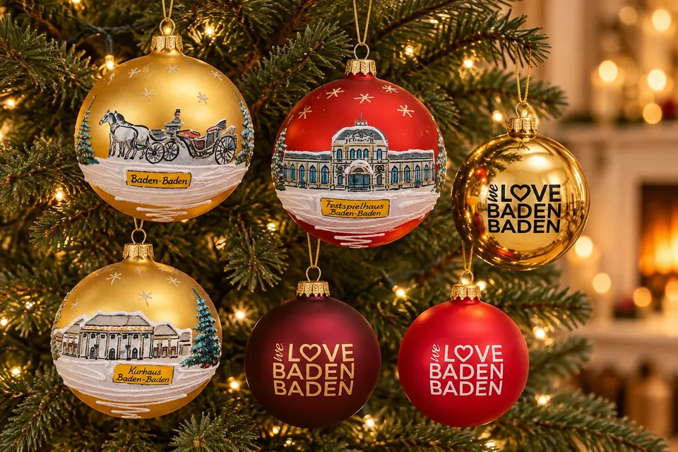 Christbaumkugeln mit Baden-Baden-Ansichten am Weihnachtsbaum
